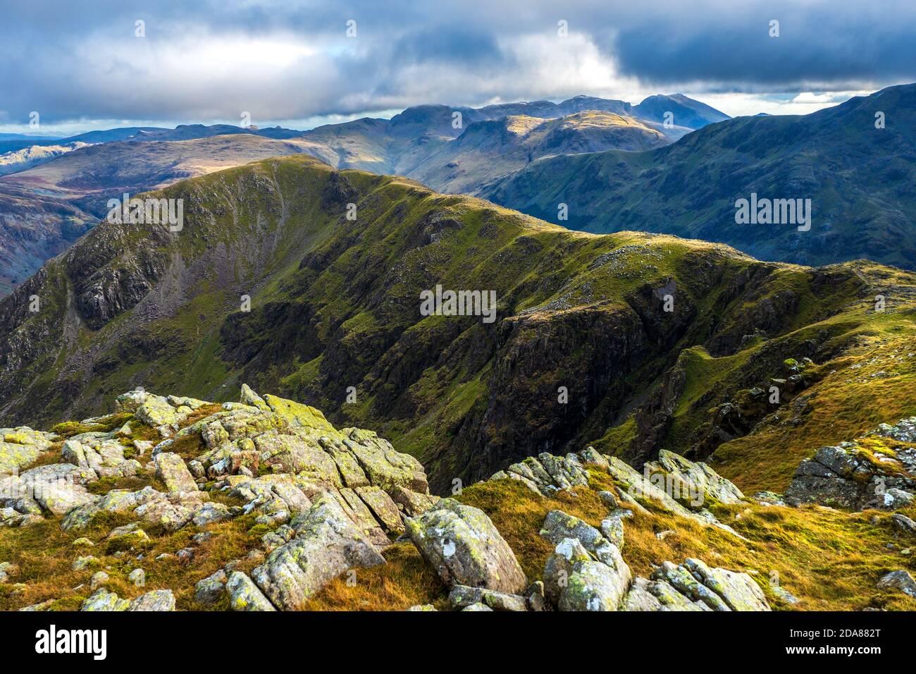 High Crag nel Buttermere Fells con la catena dello Scafell in Distance, Lake District National Park, Cumbria, Regno Unito Foto Stock