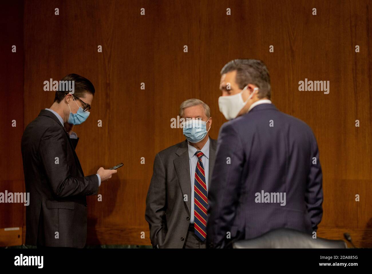 Senatore degli Stati Uniti Lindsey Graham (repubblicano della Carolina del Sud), presidente, Comitato giudiziario del Senato degli Stati Uniti, entra nell'audizione dell'uragano Crossfire con l'ex vice direttore dell'FBI Andrew McCabe, che è comparso a distanza, su Capitol Hill a Washington, DC martedì 10 novembre 2020.Credit: Jason Andrew/Pool via CNP | Use Worldwide Foto Stock
