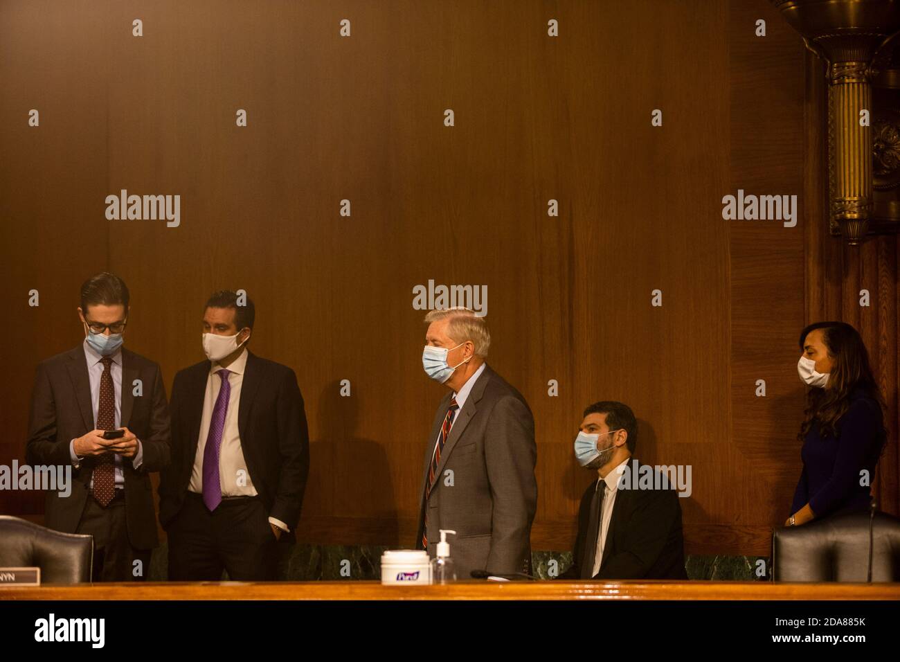 Il senatore degli Stati Uniti Lindsey Graham (repubblicano della Carolina del Sud), presidente del Comitato giudiziario del Senato degli Stati Uniti, entra nell'audizione dell'uragano Crossfire dove intervisteranno l'ex vice direttore dell'FBI Andrew McCabe, che è comparso a distanza, su Capitol Hill a Washington, DC martedì 10 novembre 2020.Credit: Jason Andrew/Pool via CNP | Use Worldwide Foto Stock