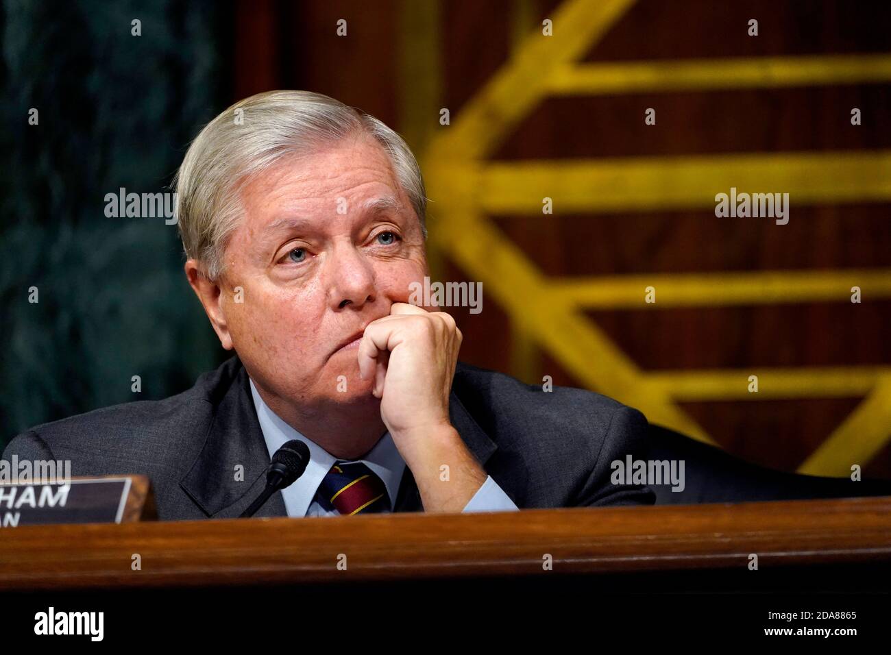 Il senatore degli Stati Uniti Lindsey Graham (Repubblicano della Carolina del Sud), Presidente del Comitato giudiziario del Senato degli Stati Uniti, ascolta durante un'audizione della commissione su Capitol Hill a Washington, DC, martedì 10 novembre 2020, su un'indagine dell'FBI sulla Russia. Credit: Susan Walsh/Pool via CNP | usage worldwide Foto Stock