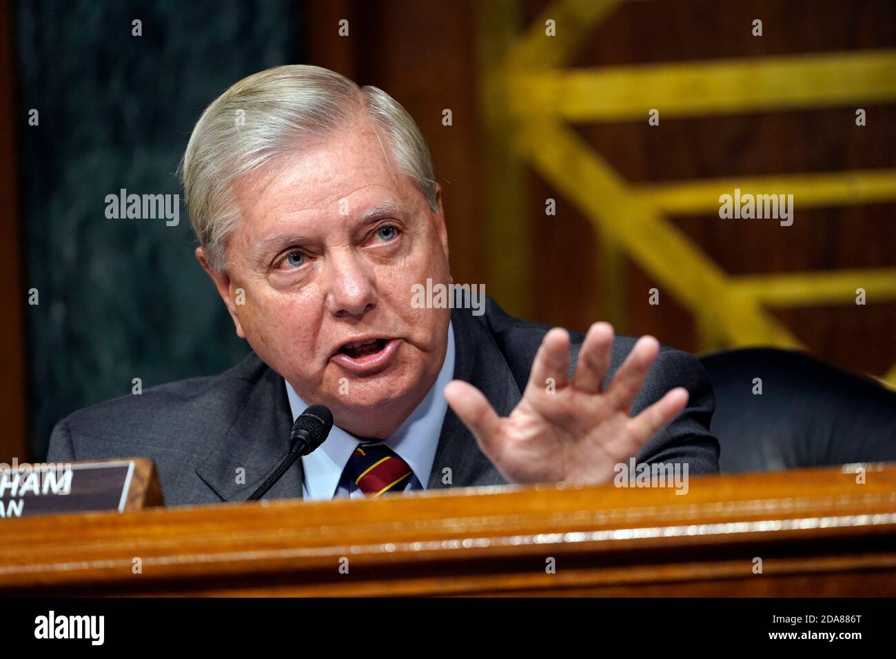 Il senatore degli Stati Uniti Lindsey Graham (Repubblicano della Carolina del Sud), Presidente del Comitato giudiziario del Senato degli Stati Uniti, interviene durante un'audizione del Comitato giudiziario del Senato degli Stati Uniti su Capitol Hill a Washington, martedì 10 novembre 2020, su un'indagine dell'FBI sulla Russia. Credit: Susan Walsh/Pool via CNP | usage worldwide Foto Stock