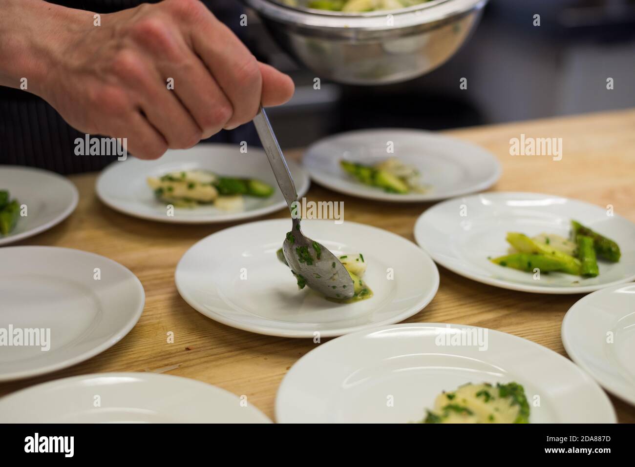 Placcatura di asparagi bianchi e verdi su piccoli piatti come antipasto Foto Stock