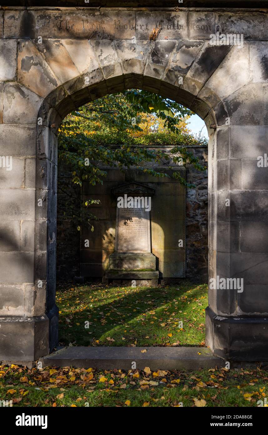 Tomba nel cimitero parrocchiale di South Leith in autunno, Edimburgo, Scozia, Regno Unito Foto Stock