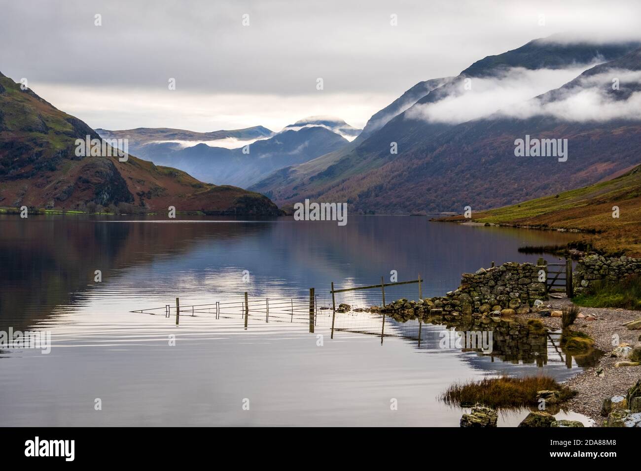 Crummock Water nel nord-ovest Lake District National Park, Cumbria. Il Buttermere Fells, Haystacks e Great Gable, in lontananza Foto Stock