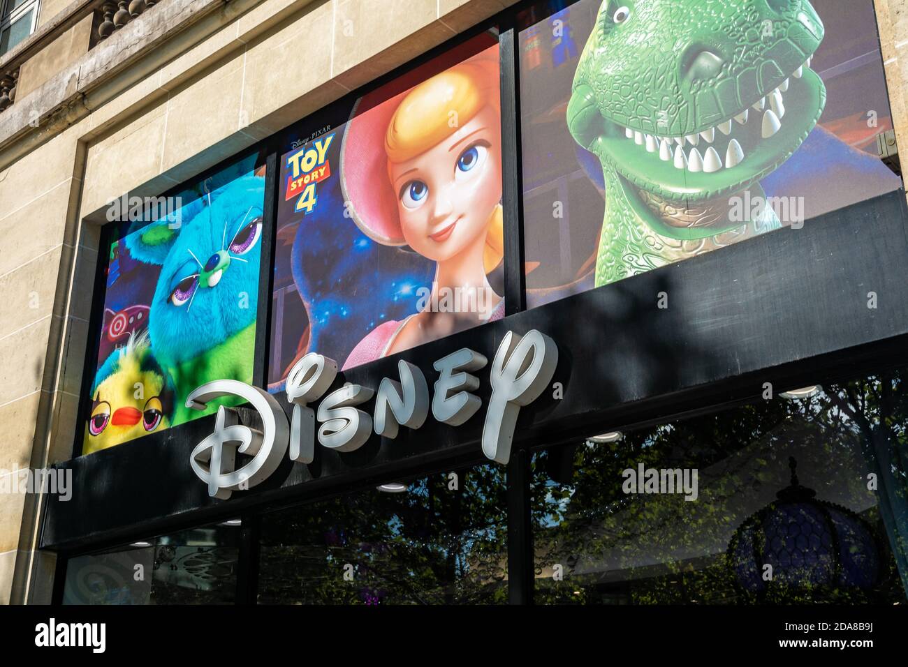 Parigi, Francia - 29 agosto 2019 : Disney Store sul famoso viale degli Champs Elysees. E' la catena internazionale di negozi specializzati che vendono solo Foto Stock