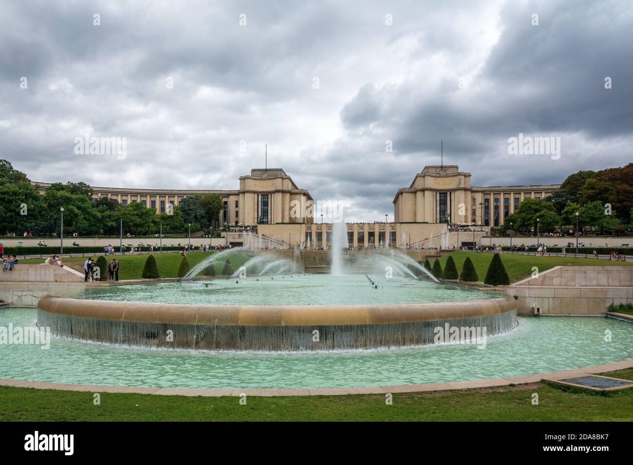 Parigi, Francia - 29 agosto 2019 : turisti vicino alla fontana di Varsavia di fronte al Palazzo Chaillot, un edificio in cima alla collina di Chaillot in Foto Stock