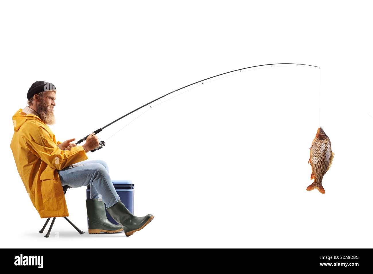 Foto di un giovane pescatore seduto una sedia e il pesce di cattura isolato su sfondo bianco Foto Stock