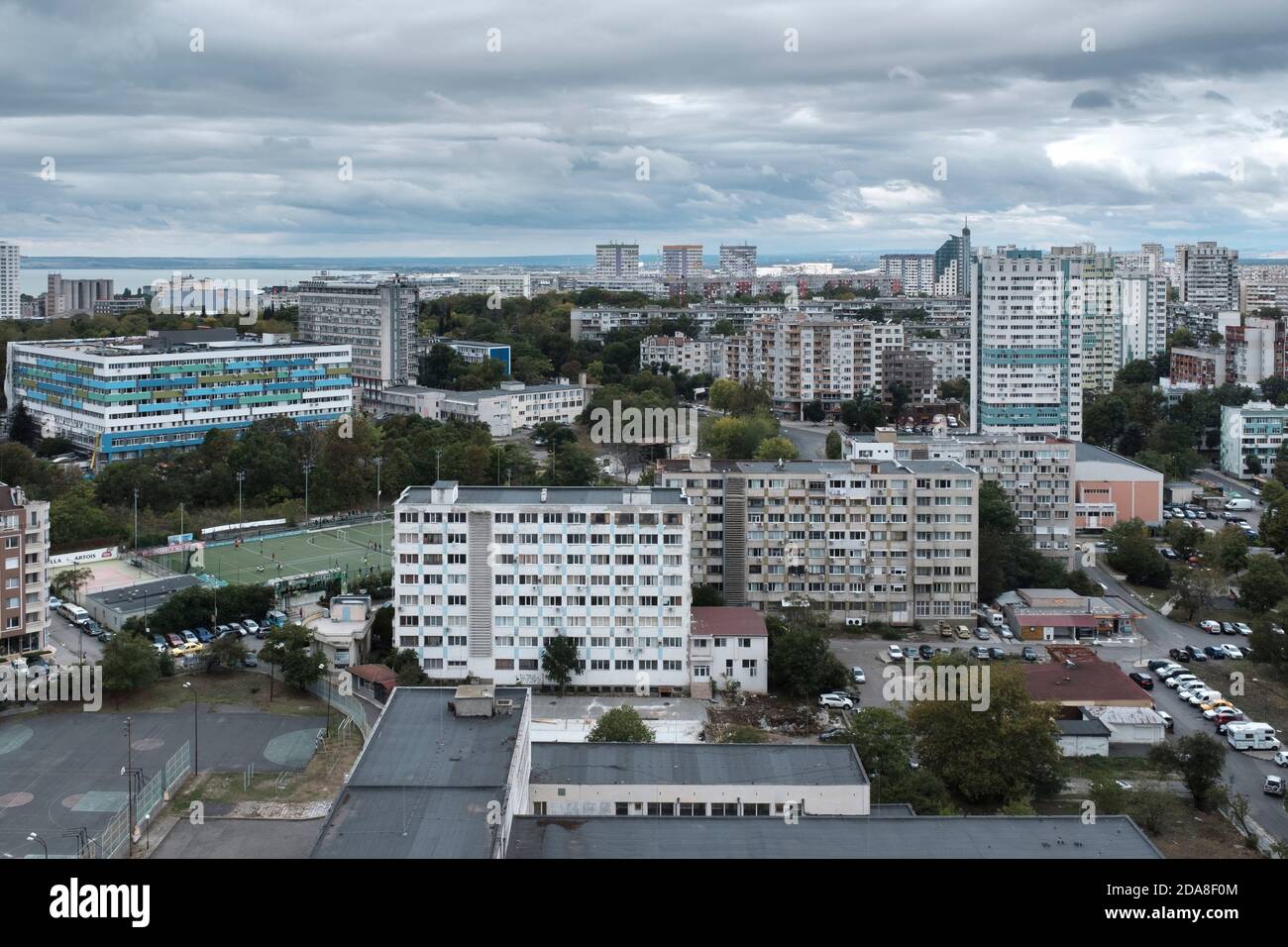 Vista dall'alto dei blocchi residenziali dell'epoca dei comunisti nel complesso di Zornitza, Burgas, Bulgaria Foto Stock