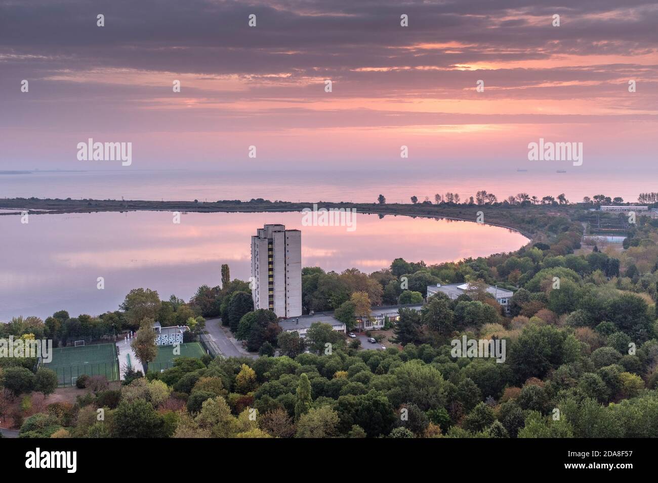 Vista dall'alto di una parte del Sea Garden, del lago Atanasovsko e del Mar Nero al mattino presto, Burgas, Bulgaria Foto Stock