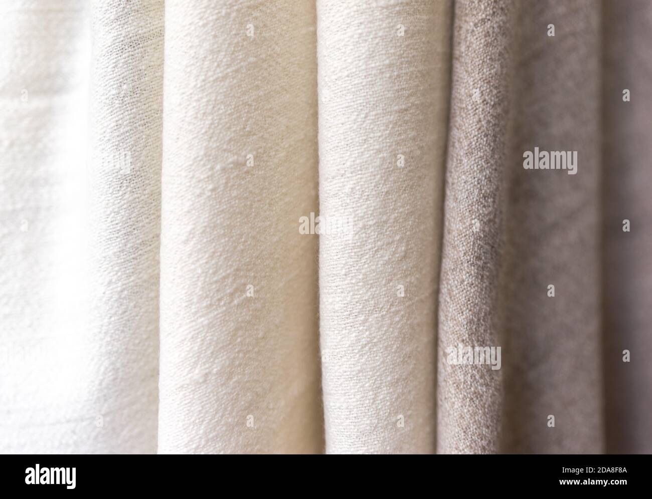 tessuto degli asciugamani bianco e marrone. Sciarpa in cashmere naturale, fondo marrone, primo piano di un tessuto Foto Stock