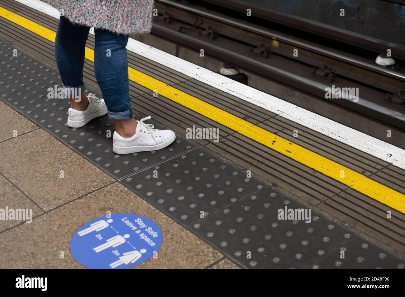 Lascia lo spazio sulla piattaforma metropolitana di Londra, Londra, Inghilterra Foto Stock