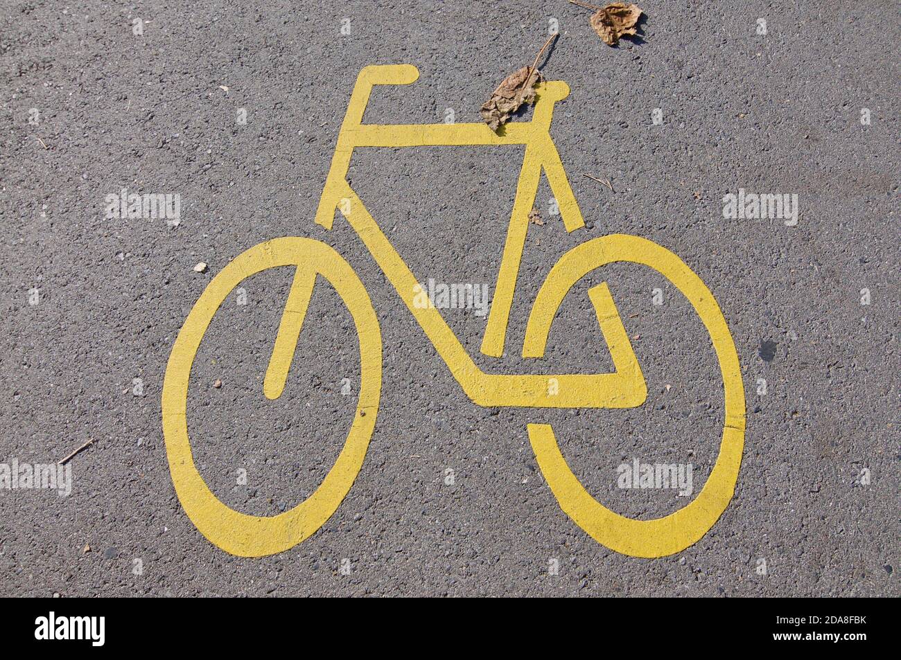 Vista di un simbolo di una pista ciclabile disegnata su una strada a Bellinzona, in Svizzera Foto Stock