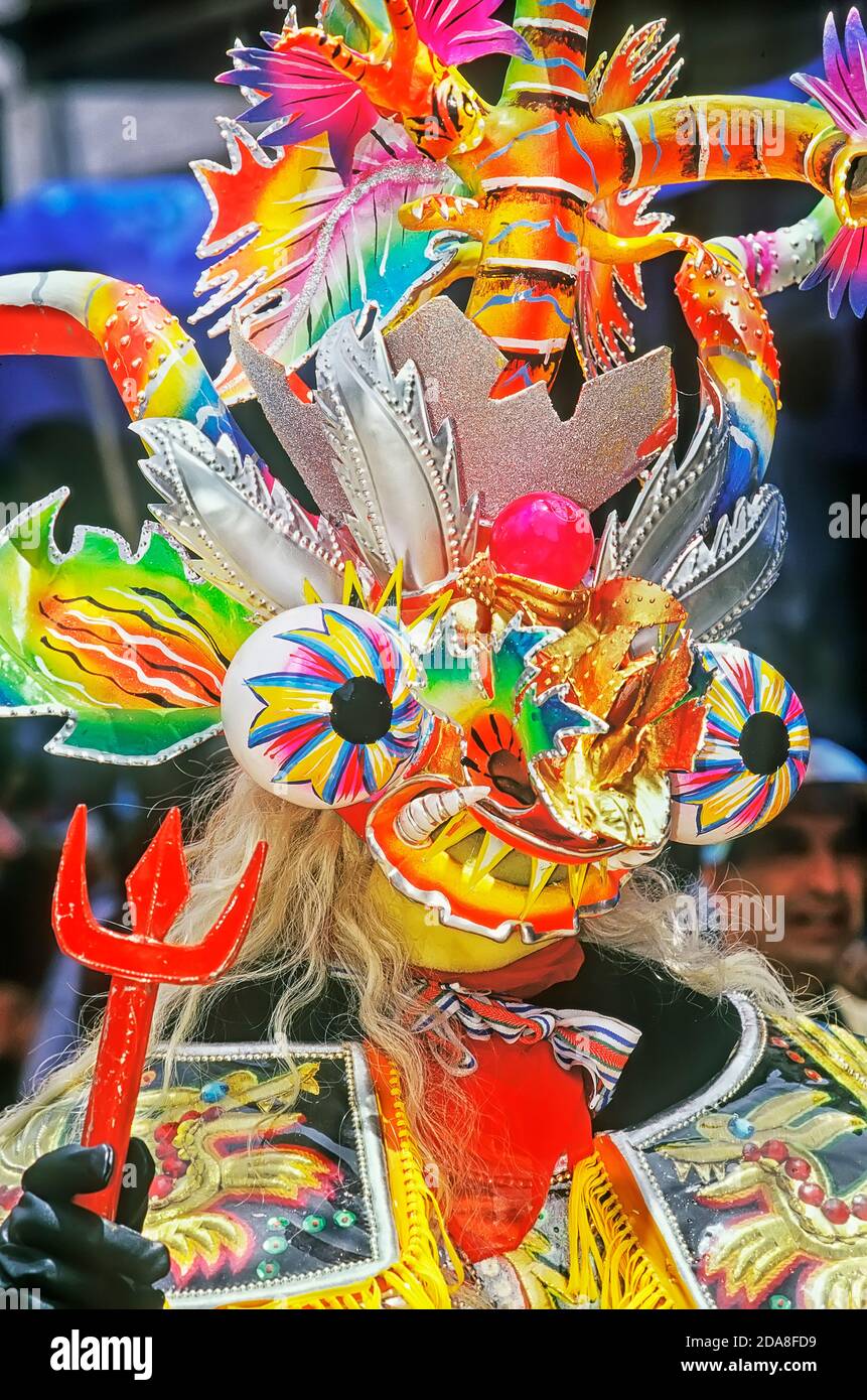 Uomo di indossare il costume di carnevale, Oruro Carnevale, Oruro, Bolivia, Sud America Foto Stock