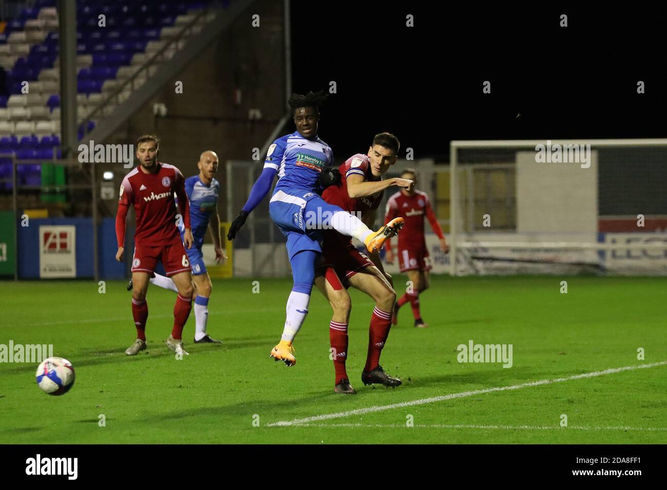 BARROW, INGHILTERRA. IL 10 NOVEMBRE Jayden Reid di Barrow non riesce ad arrivare alla fine di una croce durante la partita EFL Trophy tra Barrow e Accrington Stanley presso l'Holker Street, Barrow-in-Furness martedì 10 novembre 2020. (Credit: Mark Fletcher | MI News) Credit: MI News & Sport /Alamy Live News Foto Stock