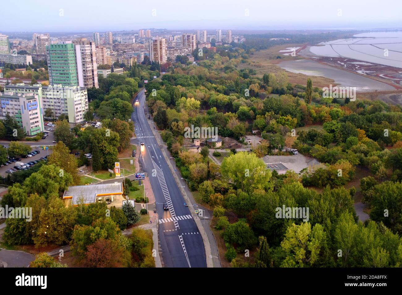 Vista dall'alto dei blocchi residenziali dell'epoca dei comunisti nel complesso di Zornitza e il lago salato a destra, Burgas, Bulgaria Foto Stock