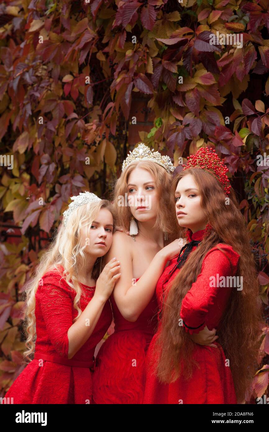 Le ragazze russe sono belle. Tradizioni nazionali russe. Sorelle in corone.  Mogli dall'estero. Girlfriends in abiti rossi Foto stock - Alamy