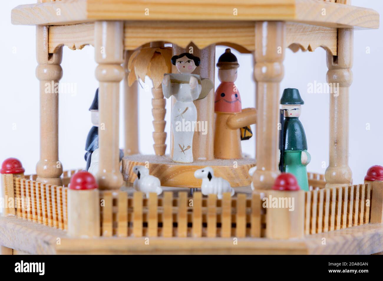 Primo piano di una tradizionale piramide di Natale tedesca isolata su sfondo bianco uniforme, la piramide è fatta di legno e mostra la parte superiore di questo tradizionale Foto Stock