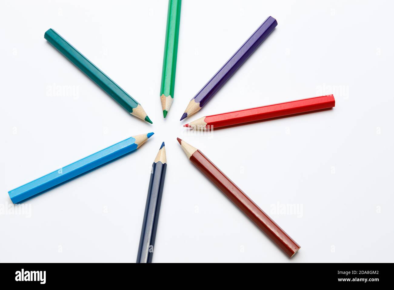 Vista dall'alto di matite colorate che formano una forma a stella, punte  delle penne che