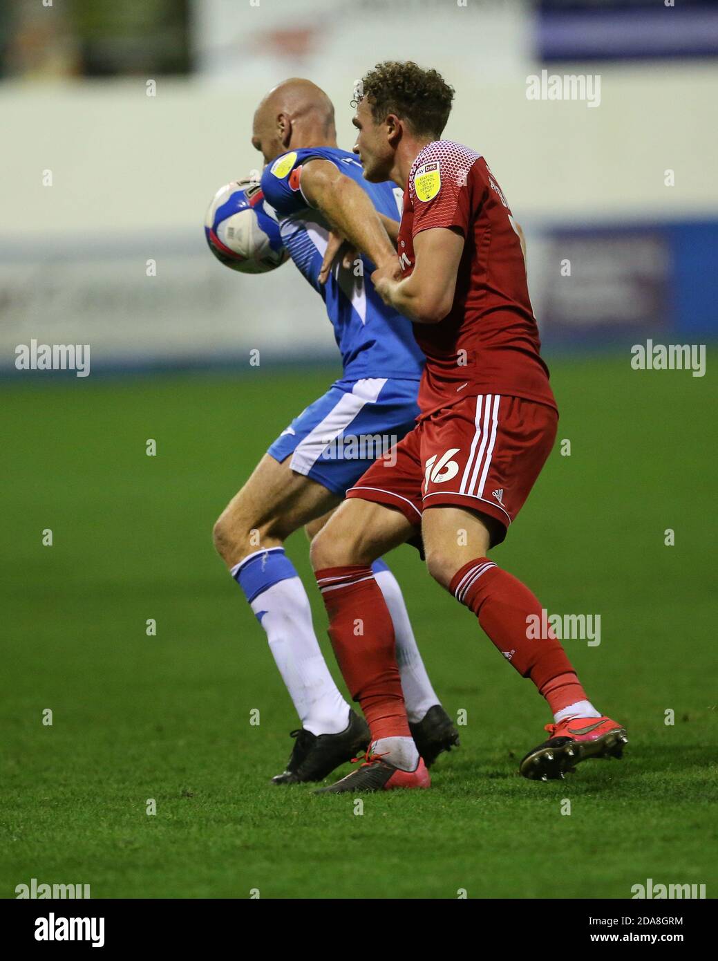 BARROW, INGHILTERRA. 10 NOVEMBRE Jason Taylor of Barrow combatte con ben Barclay di Accrington Stanley durante la partita EFL Trophy tra Barrow e Accrington Stanley presso Holker Street, Barrow-in-Furness martedì 10 novembre 2020. (Credit: Mark Fletcher | MI News) Credit: MI News & Sport /Alamy Live News Foto Stock