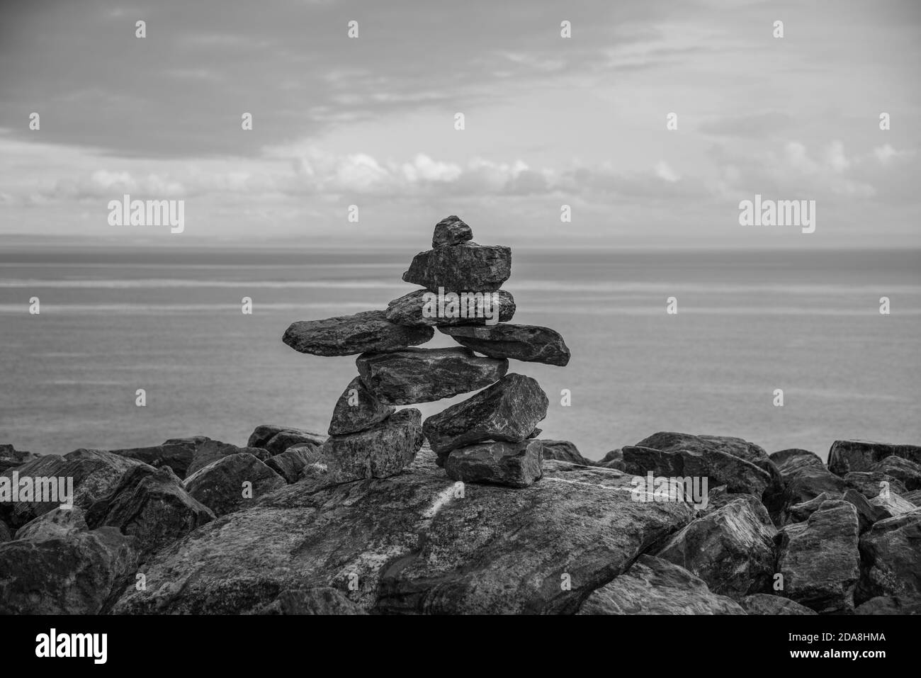 La Malbaie, Canada - 17 2020 agosto: Vista mozzafiato del paesaggio con le pietre di preghiera vicino al fiume san lorenzo a la Malbaie in Quebec Foto Stock