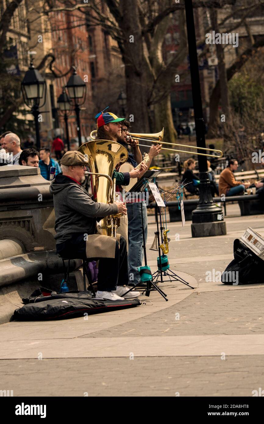 Musicisti di strada che si esibiscono con tuba e trombone nel Washington Square Park, Greenwich Village, New York Foto Stock