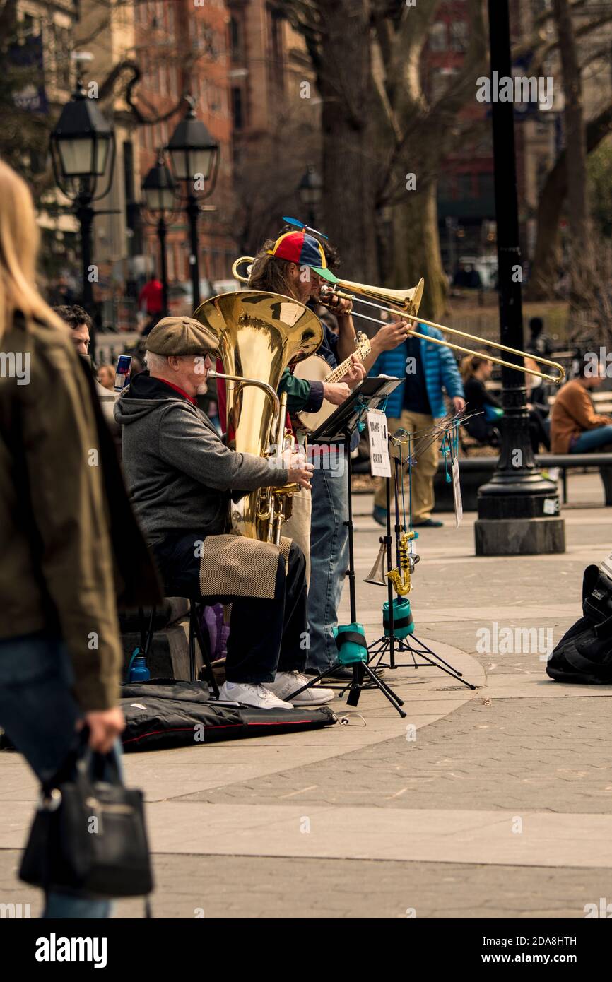 Musicisti di strada che si esibiscono con tuba e trombone nel Washington Square Park, Greenwich Village, New York Foto Stock