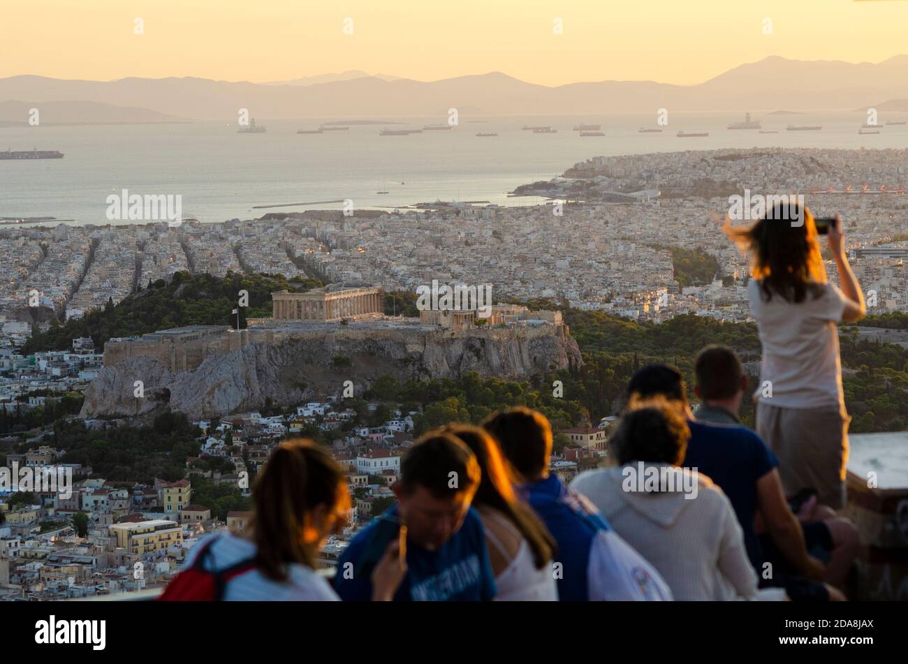 I turisti scattano foto sui loro smartphone al punto di osservazione sulla collina di Lycabettus nel centro di Atene Grecia - Foto: Geopix Foto Stock