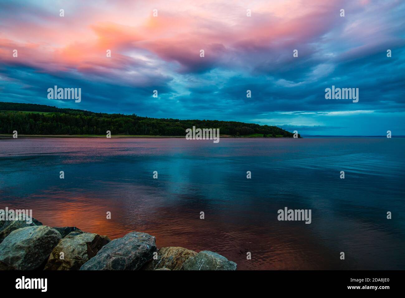 La Malbaie, Canada - 19 2020 agosto: Il tramonto vista dal fiume Saint-Laurence a la Malbaie Foto Stock