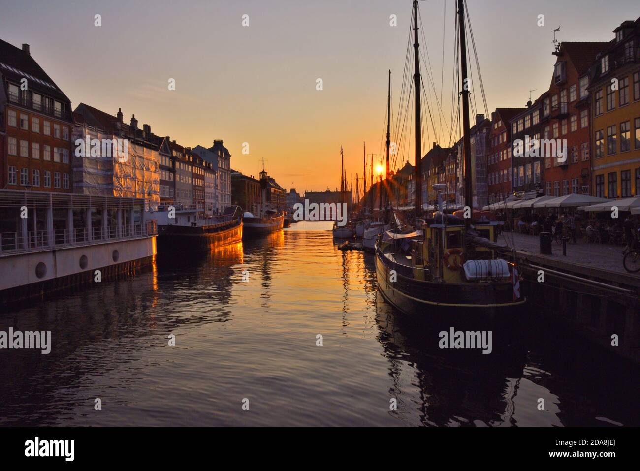 Il sole tramonta su Copenaghen alla fine di A. bella giornata Foto Stock