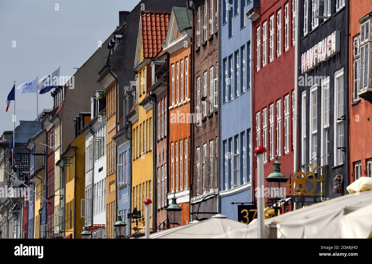 Case colorate a Nyhavn, Copenaghen in Danimarca Foto Stock