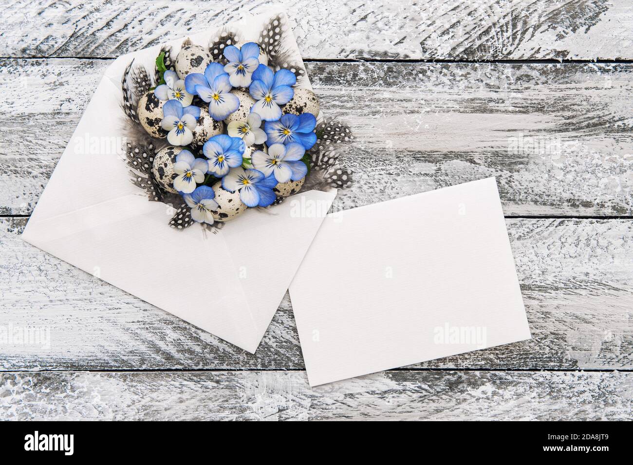 Modello di carta mockup con decorazione di fiori di pansy Foto Stock