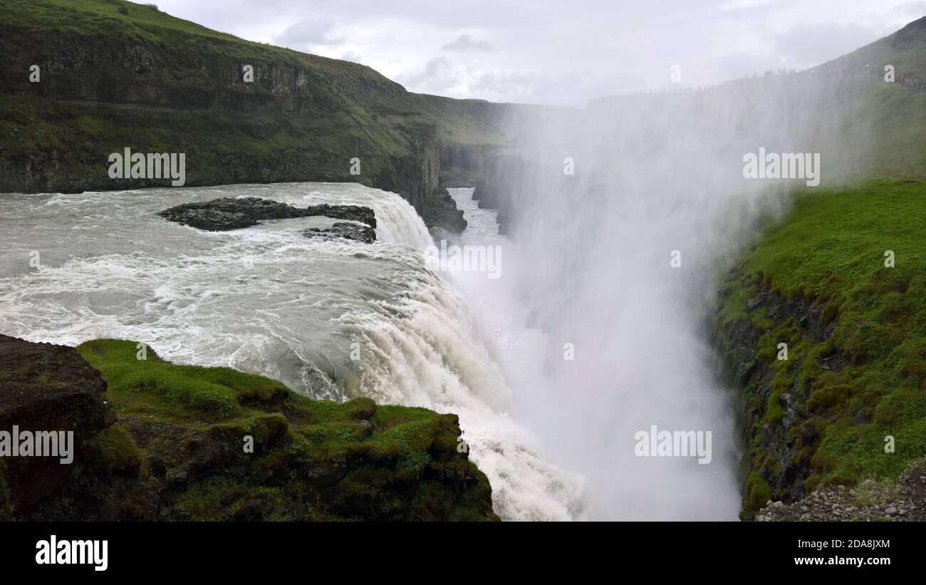 La cascata a Gullfoss in una giornata estiva in Islanda Foto Stock