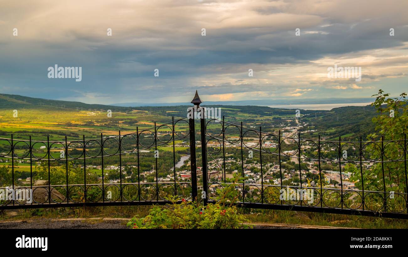 Montagne de la croix, Canada - Panorama tramonto di Clermont dalla Montagne de la croix in Quebec Foto Stock