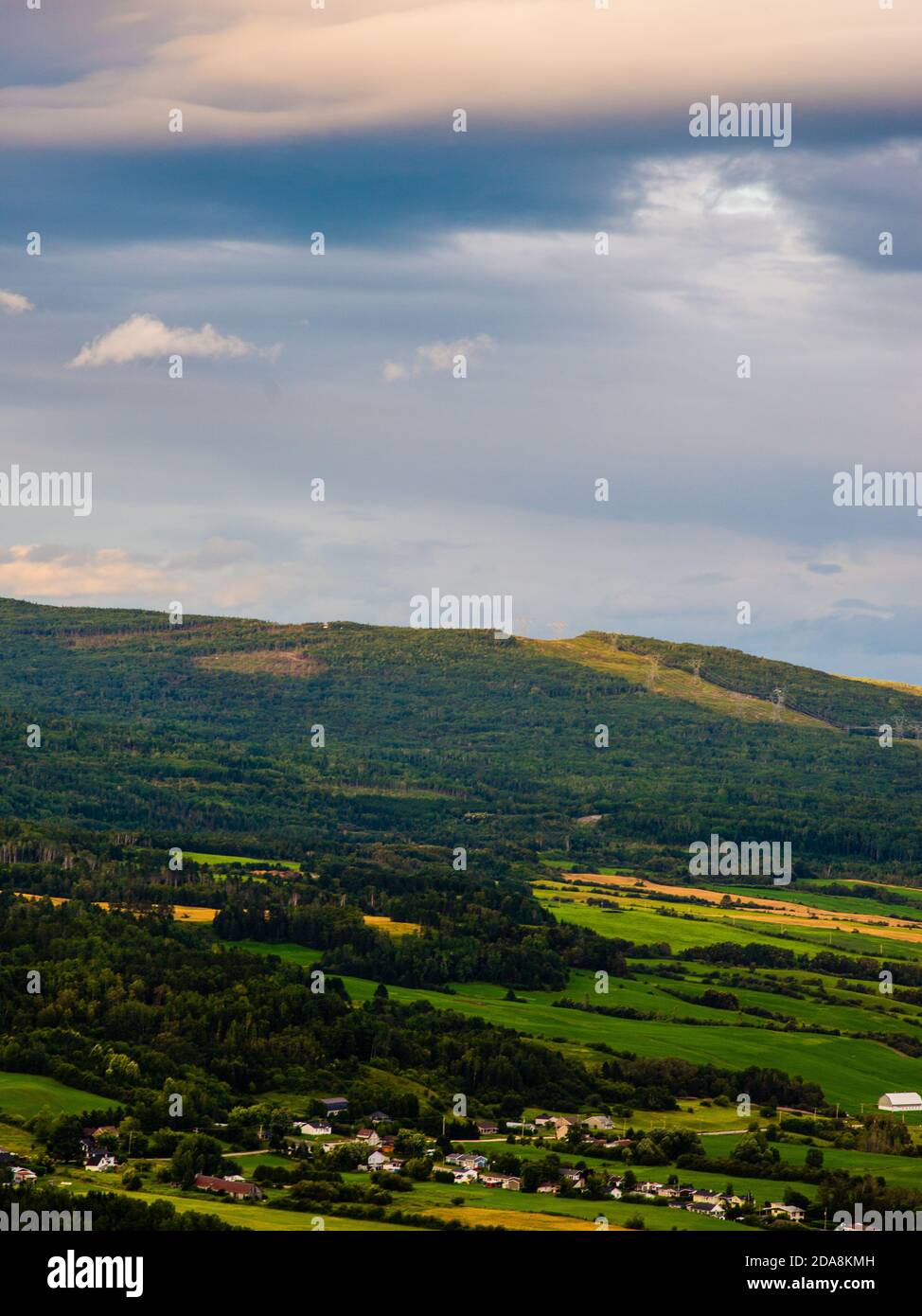 Montagne de la croix, Canada - Panorama tramonto di Clermont dalla Montagne de la croix in Quebec Foto Stock