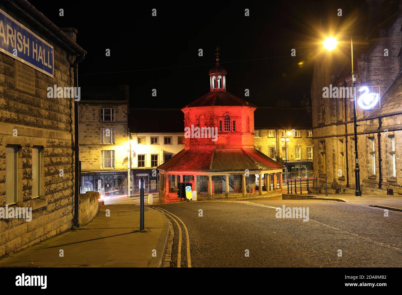 Barnard Castle, County Durham, Regno Unito. 10 novembre 2020. Commemorazioni del giorno della memoria. Tre luoghi di interesse locali nel castello di Barnard sono stati illuminati per commemorare il giorno della memoria di domani 11 novembre. Le tre posizioni, vale a dire i due edifici storici del Buttermarket e del castello di Barnard, insieme con il più moderno punto di riferimento dell'edificio della società farmaceutica GlaxoSmithKline (GSK). GSK è anche una delle aziende che gareggiare per produrre un vaccino Covid. Credit: David Forster/Alamy Live News Foto Stock