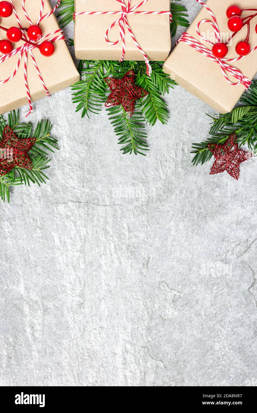 Natale vacanze composizione su sfondo grigio pietra con spazio di copia per il tuo testo. Foto Stock