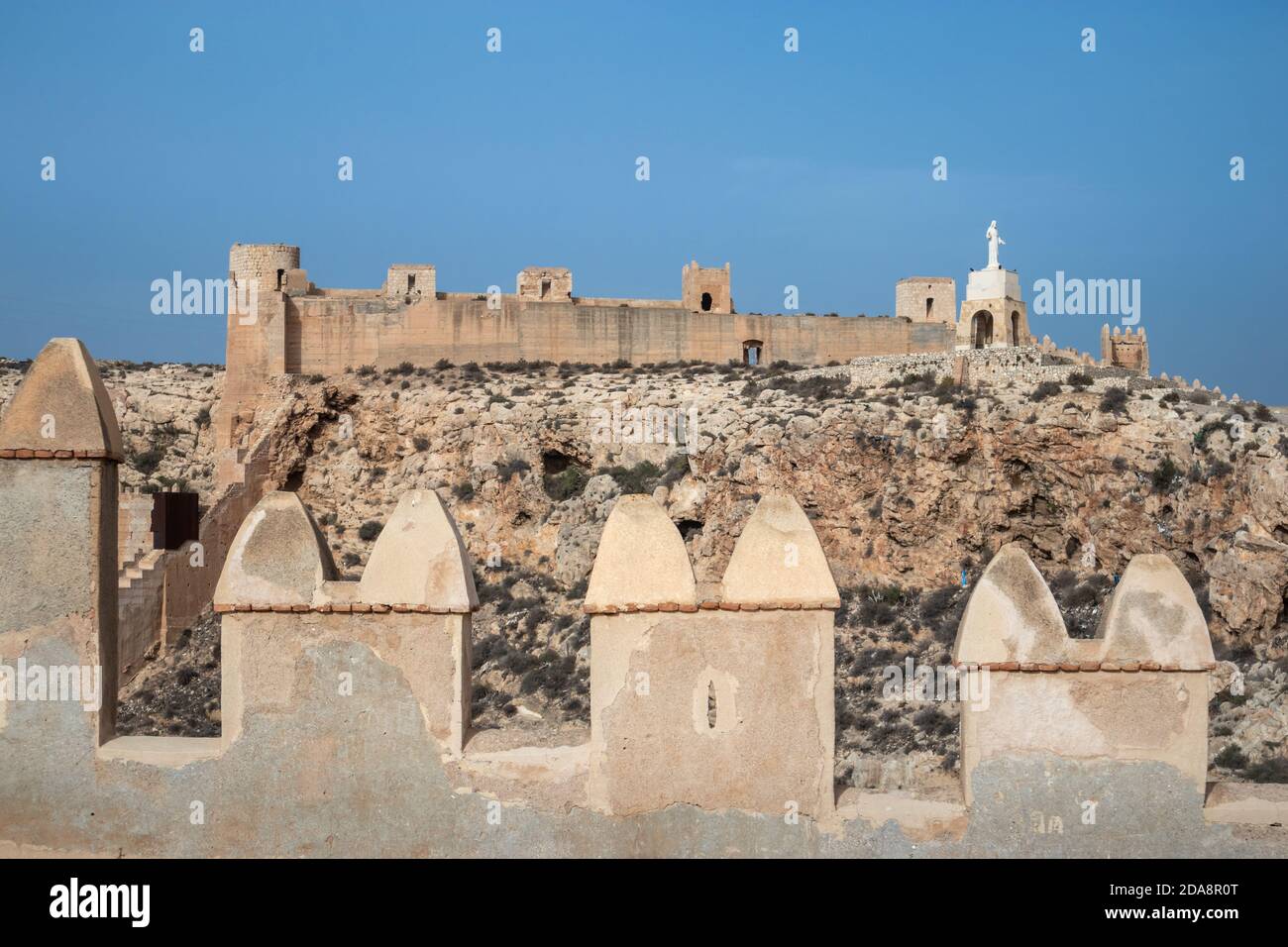 Antica fortificazione araba circondata da un muro difensivo della città, la cittadella di Alcazaba con torri costruite sulla collina Cerro de San Cristóbal, Almería, Andalusia, Foto Stock