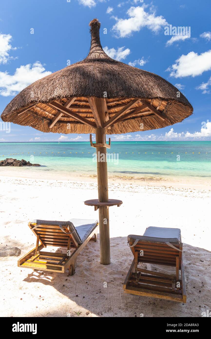 Bella spiaggia dell'isola di Mauritius,con vista mare torquise ,palme e ombrello. Foto Stock