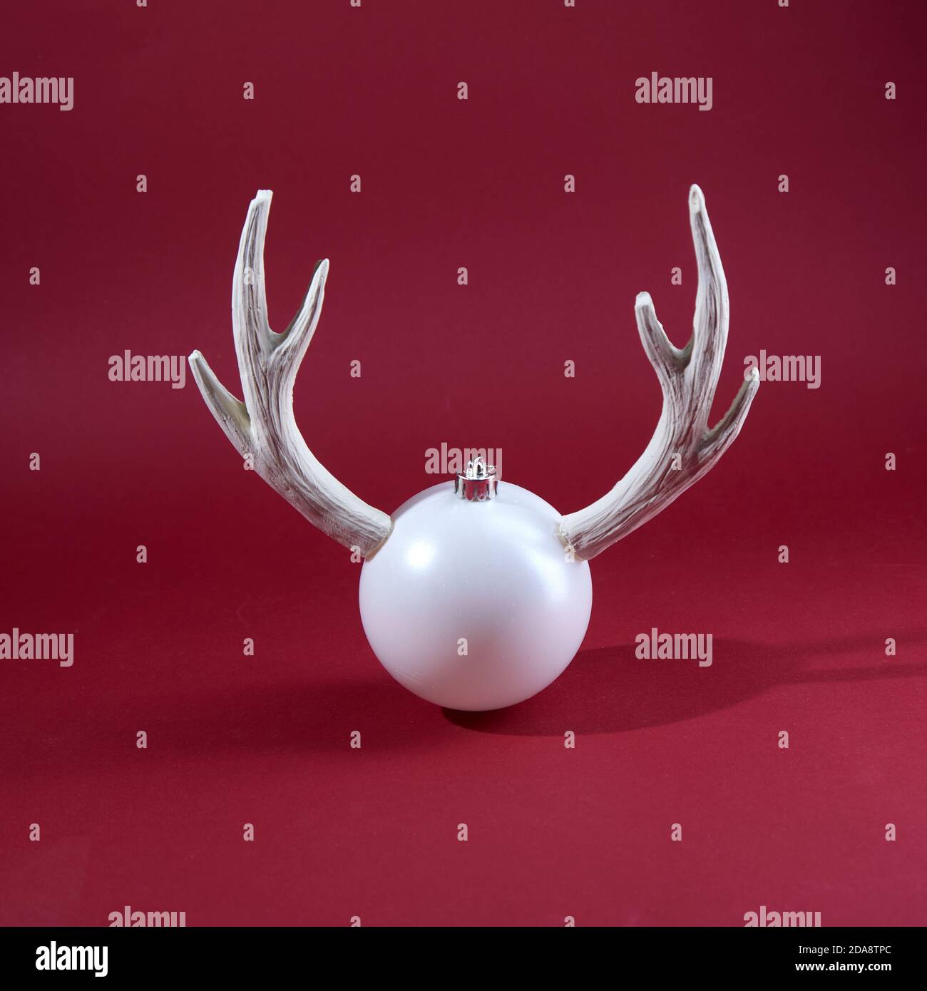 Palla di Natale con corna di renna. Concetto di Natale o Capodanno. Foto Stock