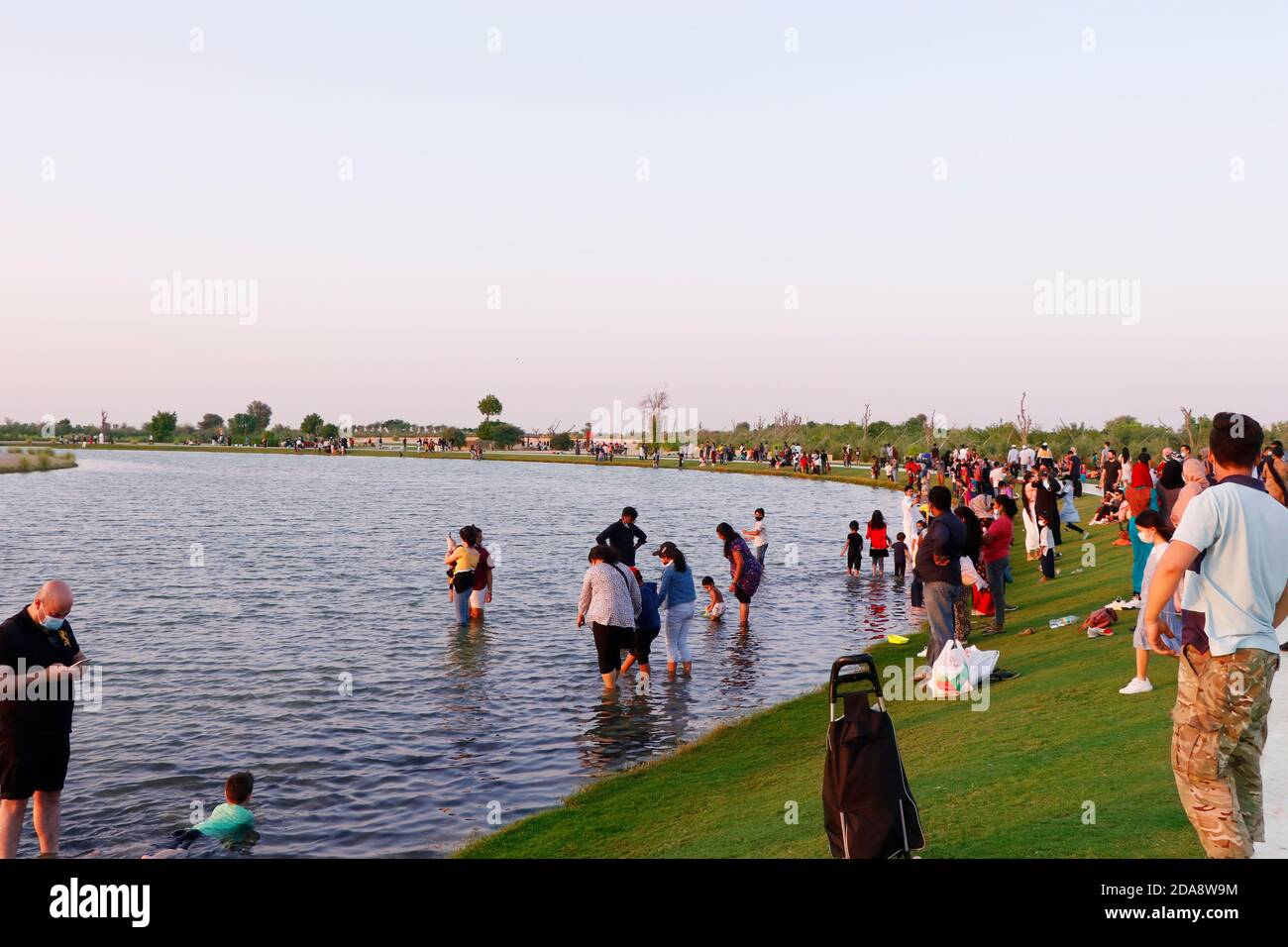 Dubai, Emirati Arabi Uniti - il 6 novembre 2020 le persone festeggiano i fine settimana al lago Love di dubai Foto Stock