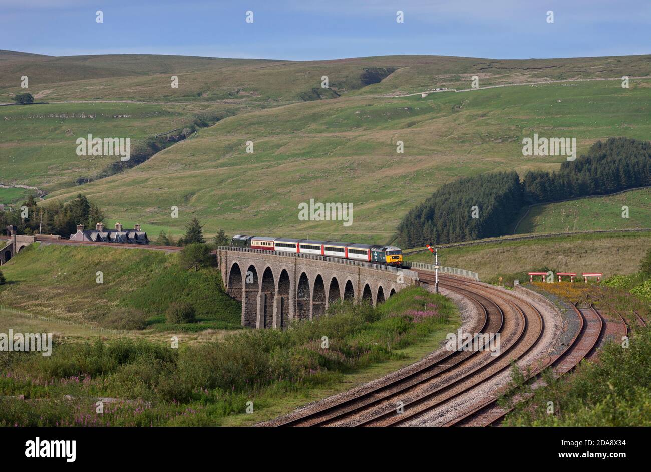 "The Staycation Express" treno che passa dandy mire viadotto, Garsdale sulla scenografica sistemazione per Carlisle linea ferroviaria trainato da locomotiva classe 47 47593 Foto Stock