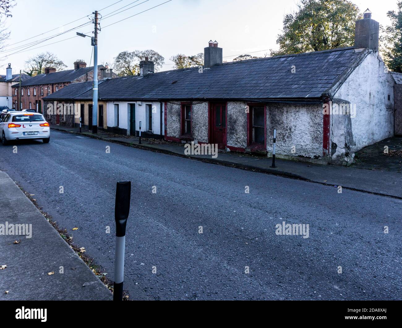 Chapelizod, Dublino, Irlanda, Martins Row, principalmente occupato, ma una casa chiaramente guardando abbandonato. Chapelizod, uno dei villaggi originali di Dublino. Foto Stock