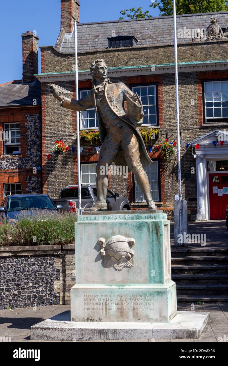 Statua di Thomas Paine, uno dei padri fondatori degli Stati Uniti nel suo birthpolace di Thetford, Norfolk, Regno Unito. Foto Stock