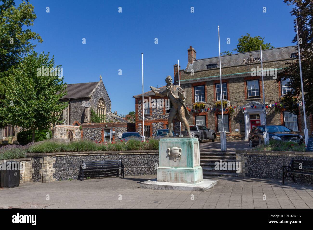 Statua di Thomas Paine, uno dei padri fondatori degli Stati Uniti al di fuori degli uffici del Thetford Town Council, Thetford, Norfolk, UK. Foto Stock