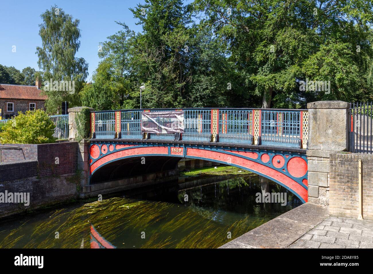 Il colorato ponte Bridge Street sul fiume Little Ouse (1829), Thetford Riverside, Thetford, Norfolk, Regno Unito. Foto Stock