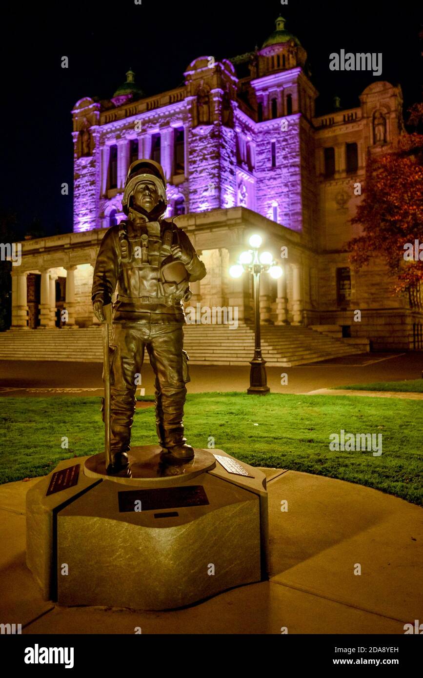 BC Vigili del Fuoco Memorial - l'ultimo allarme-scultura di Dean Lauze, legislatura motivi, Victoria, British Columbia, Canada Foto Stock