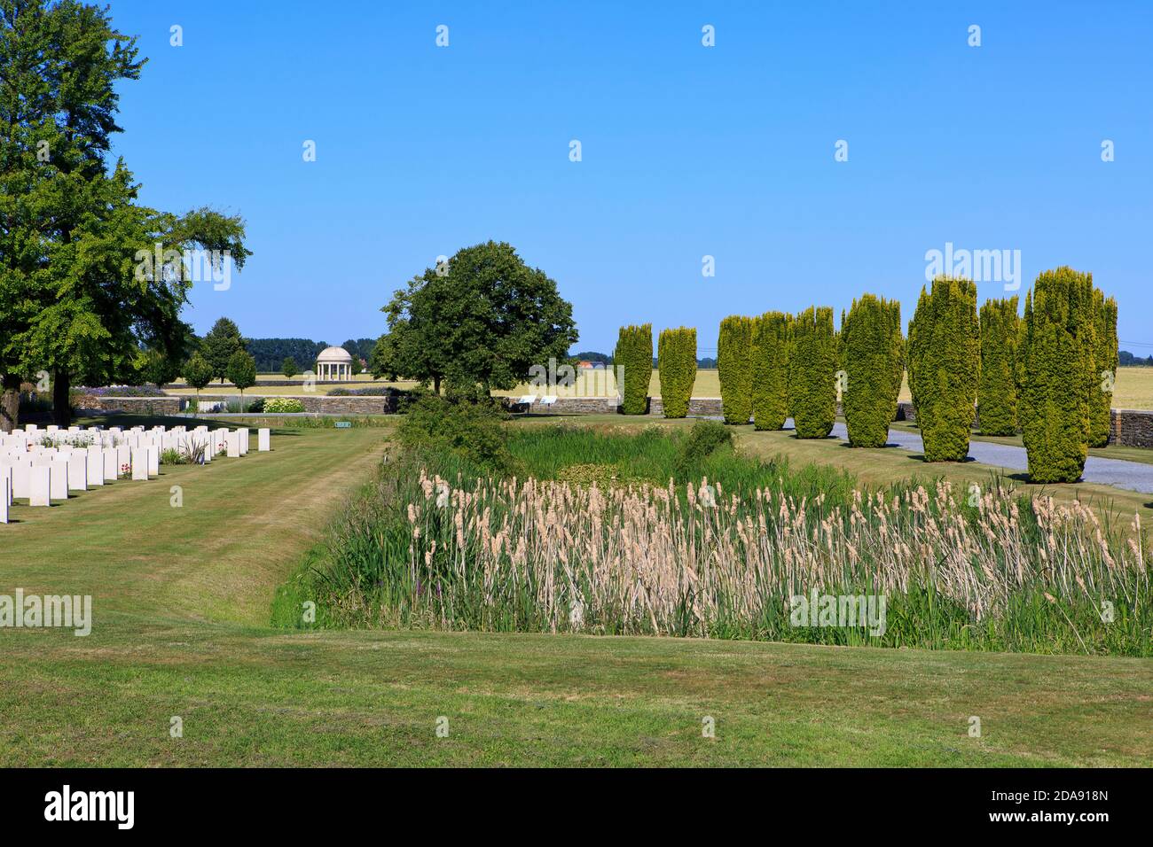 Tombe al (prima e seconda guerra mondiale) Bedford House Cemetery progettato da Wilfred Clement von Berg a Zillebeke (Ypres), Belgio Foto Stock