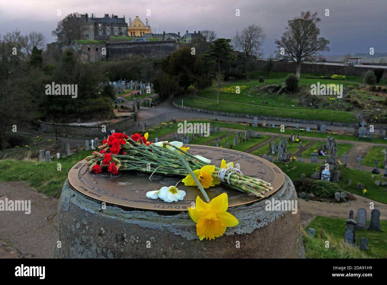 Vista del Castello di Stirling, da Viewpoint Indicator, con fiori, narcisi, Scozia, Regno Unito Foto Stock