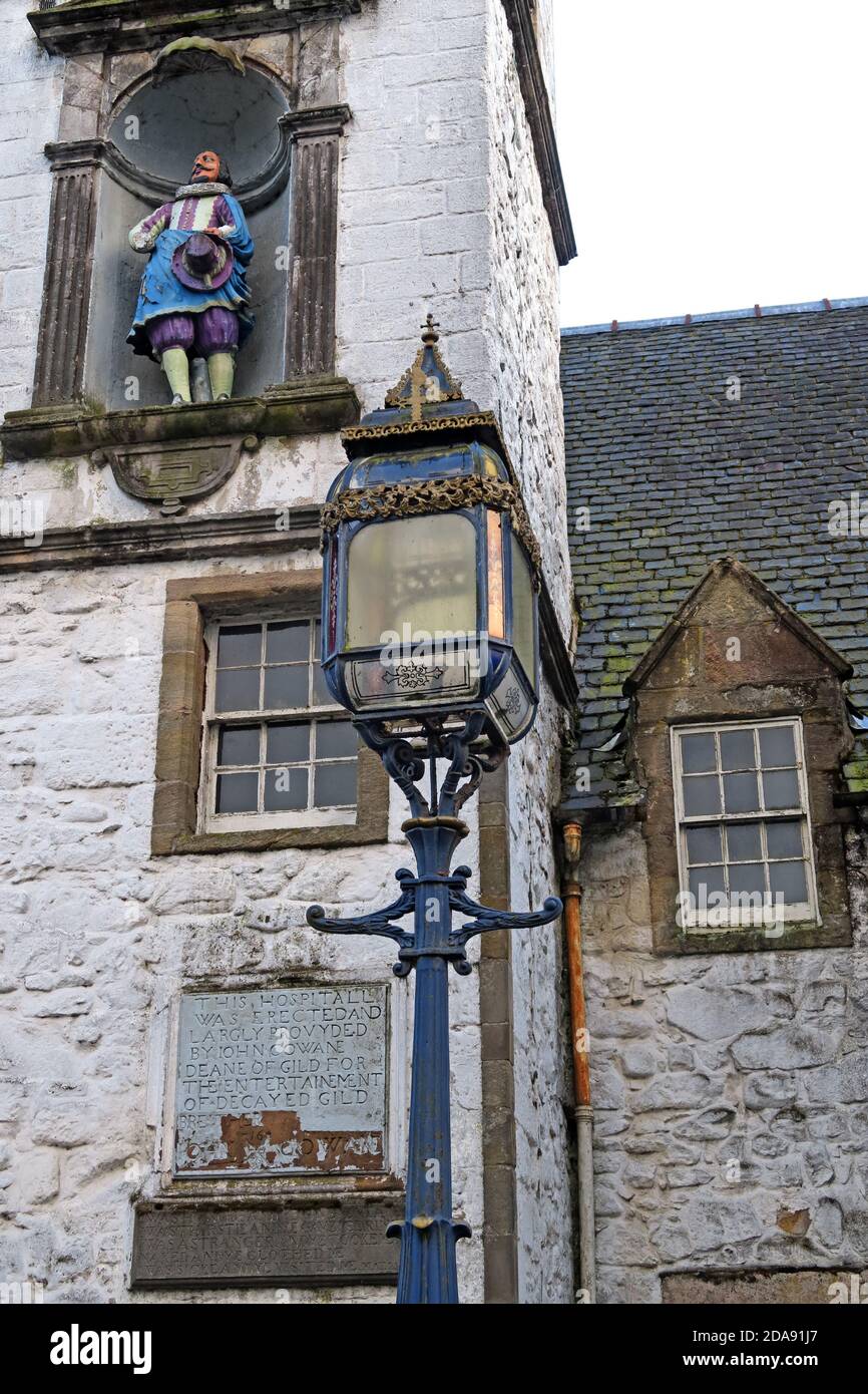 Stirling John Cowanes Hospital statua e torre di ingresso, Stirlingshire, Scozia, Regno Unito Foto Stock