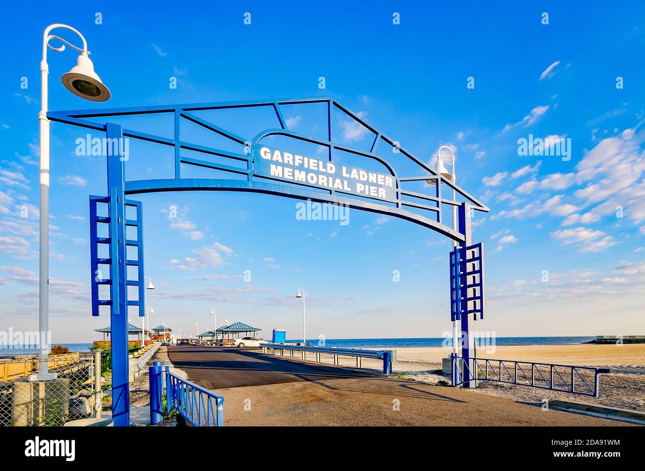 Garfield Ladner Memorial Pier è raffigurato, 27 agosto 2015, a Waveland, Mississippi. Il molo di 12,000 metri è uno dei più lunghi della costa del Golfo. Foto Stock
